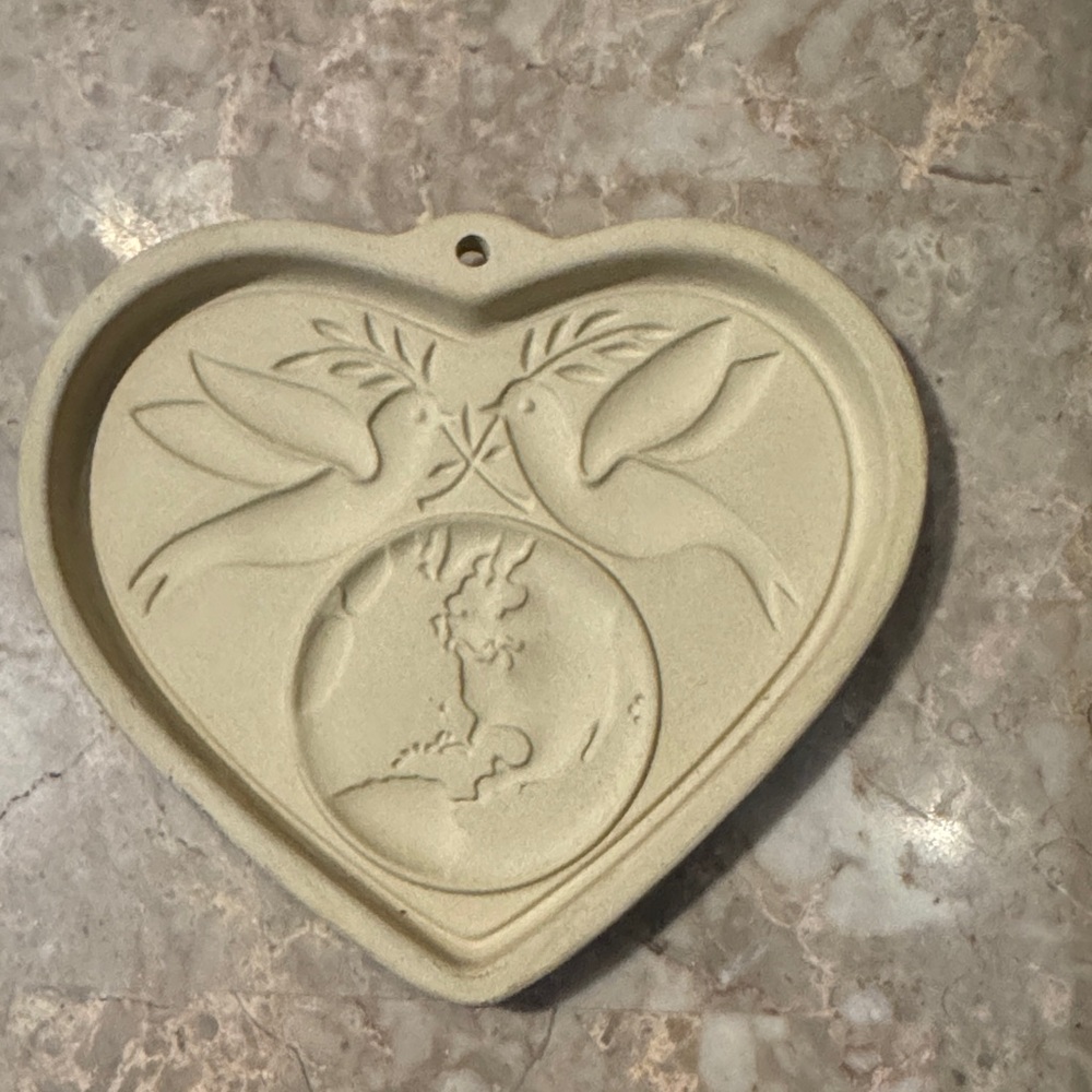 The Pampered Chef Cream Heart Stoneware